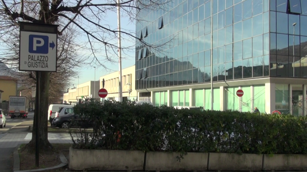 Aggressione al benzinaio di Maggianico, chiesta l’assoluzione per il secondo imputato