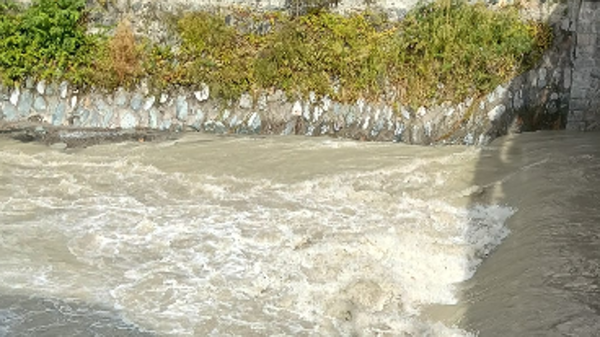 Mallero in piena, ragazzi travolti mentre pescano: salvati da due operai