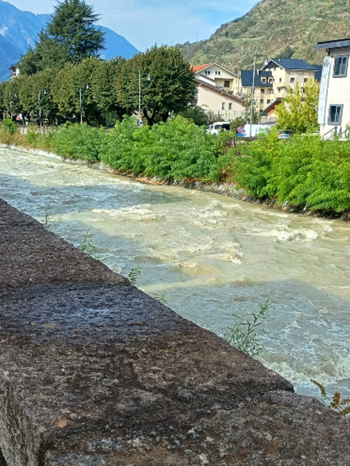 Mallero in piena, ragazzi travolti mentre pescano: salvati da due operai