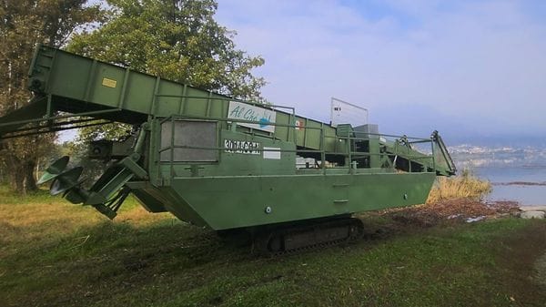 Oggiono, torna in campo il battello spazzino contro le alghe